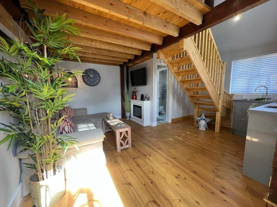 The Shack - Thatched Self Contained Annex Collingbourne Ducis 外观 照片