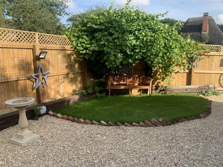 The Shack - Thatched Self Contained Annex Collingbourne Ducis 外观 照片